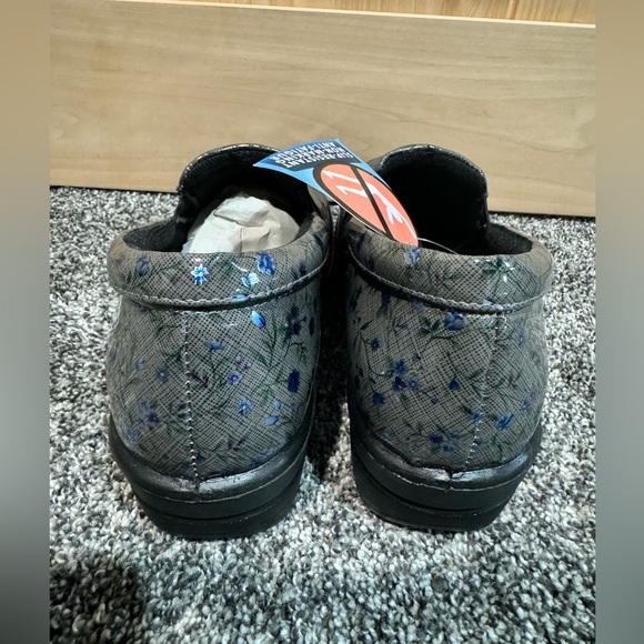 Clogs - Picture 5 of 6